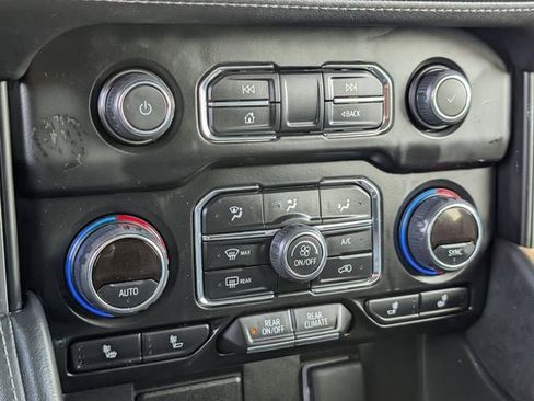 Used 2024 Chevrolet Suburban LT image 16