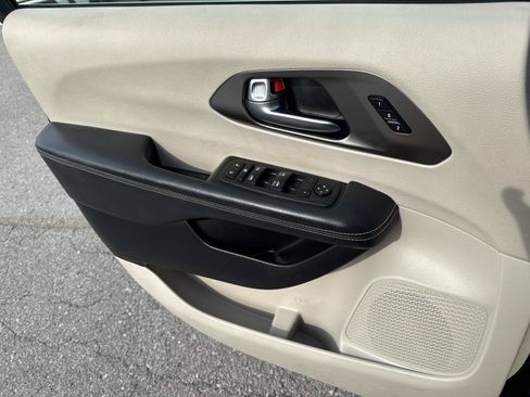 Used 2023 Chrysler Pacifica Touring-L FWD image 12