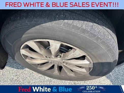 Used 2018 Chrysler Pacifica Touring-L w/ Premium Audio Group FWD image 2