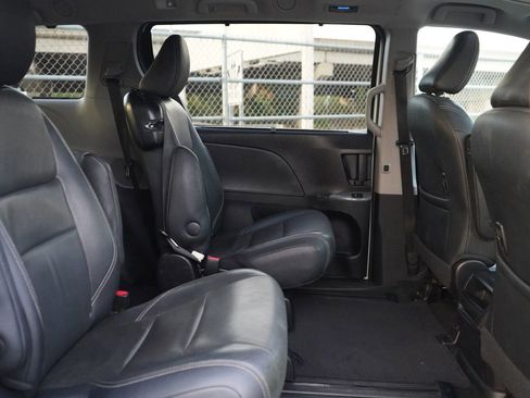 Used 2015 Toyota Sienna SE Premium image 23