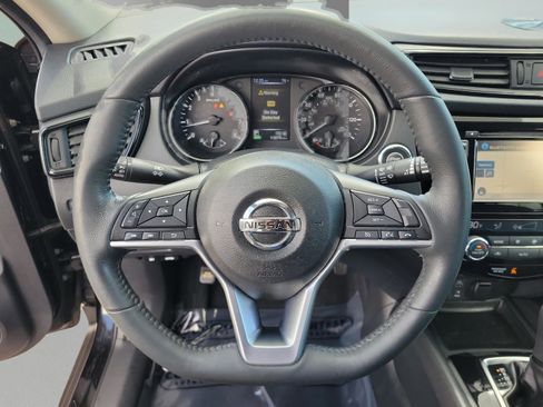 Used 2017 Nissan Rogue SV w/ SV Premium Package image 19