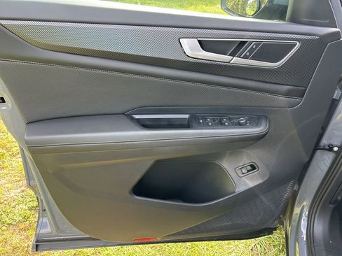 Used 2025 Volkswagen Atlas Cross Sport SEL image 11