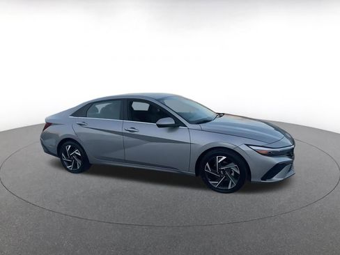 Used 2025 Hyundai Elantra SEL image 2