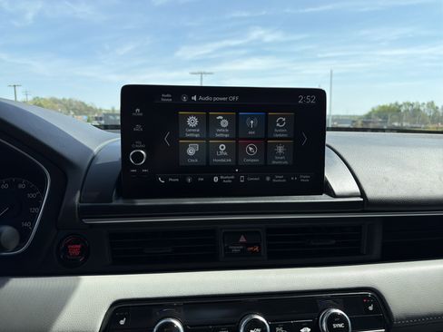 Used 2025 Honda Pilot EX-L image 24