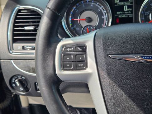 Used 2014 Chrysler Town & Country Touring FWD image 31