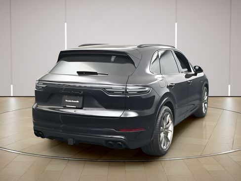 Certified 2022 Porsche Cayenne Turbo S AWD/4WD image 25