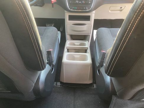 Used 2016 Dodge Grand Caravan SE image 27