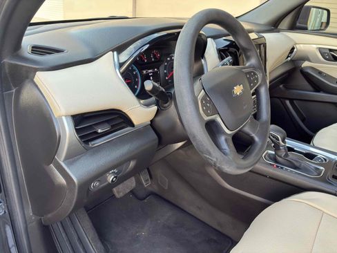 Used 2022 Chevrolet Traverse LS FWD image 18