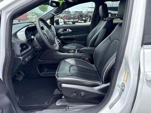 Used 2026 Chrysler Pacifica Limited FWD image 27