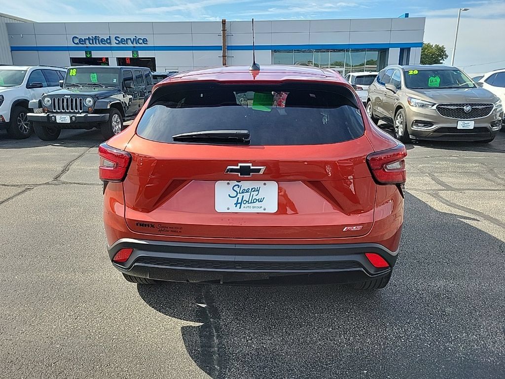 Used 2024 Chevrolet Trax RS w/ Sunroof Package FWD image 6