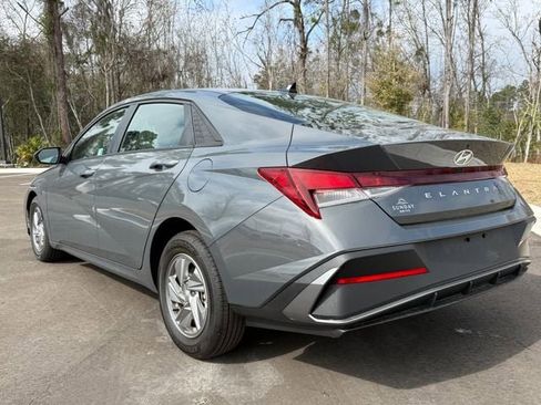 Used 2025 Hyundai Elantra SE image 9