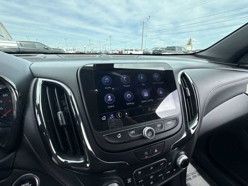 Certified 2022 Chevrolet Equinox RS w/ Infotainment Package FWD image 12