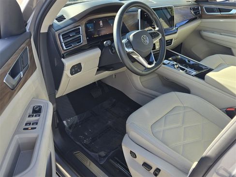 Certified 2025 Volkswagen Atlas SE w/ Panoramic Sunroof Package image 11