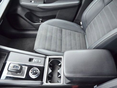 Used 2024 Mitsubishi Outlander SE image 25