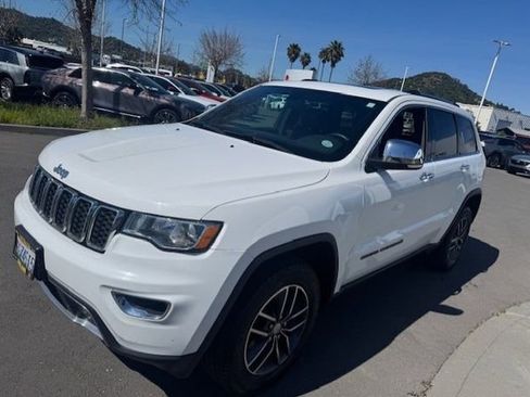 Used 2017 Jeep Grand Cherokee Limited image 3