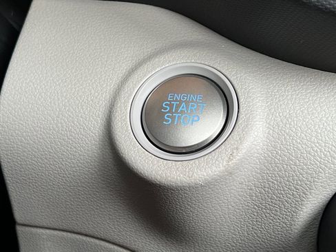 Certified 2025 Hyundai Venue SEL image 29