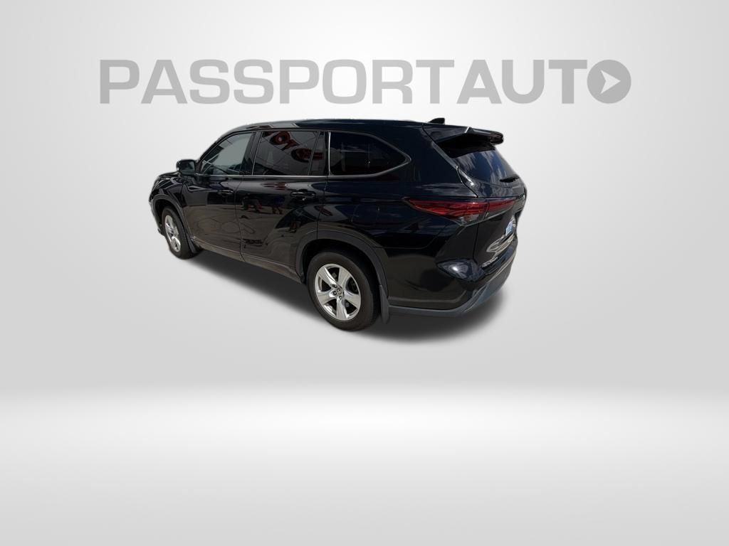 Used 2021 Toyota Highlander LE AWD/4WD image 4