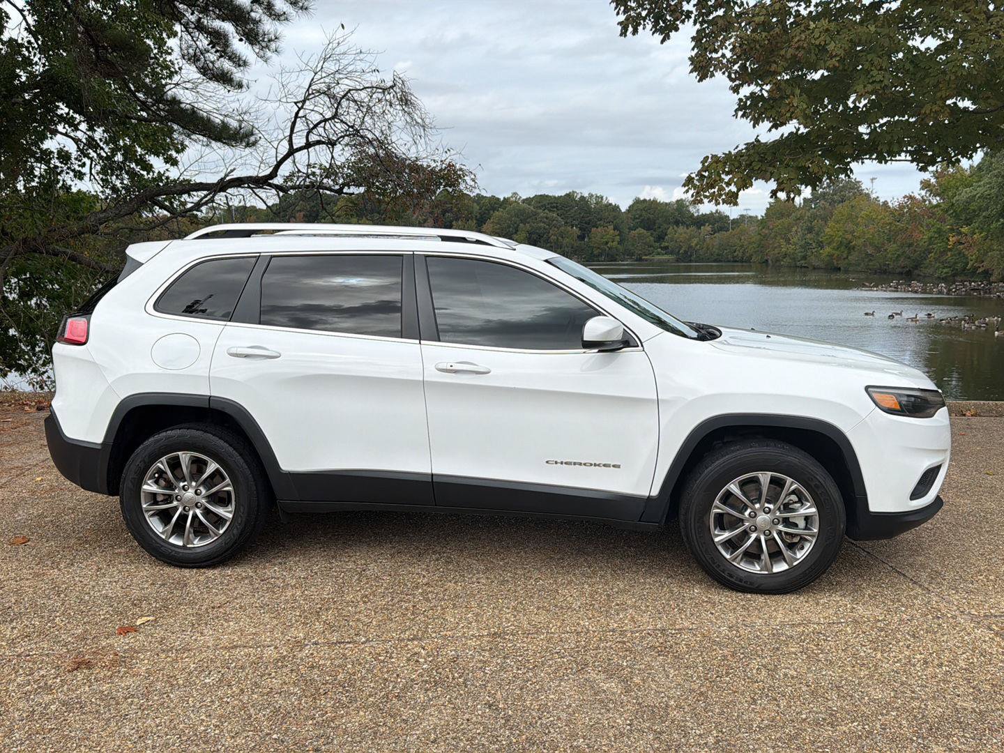 Used 2021 Jeep Cherokee Latitude Plus w/ Sun & Sound Group AWD/4WD image 3