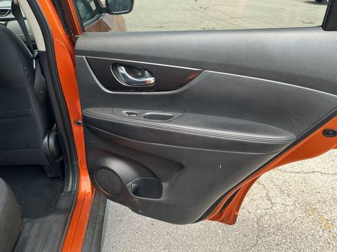 Used 2018 Nissan Rogue SV AWD/4WD image 16