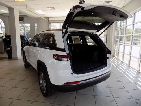 New 2026 Jeep Grand Cherokee Limited w/ Luxury Tech Group II RWD image 8