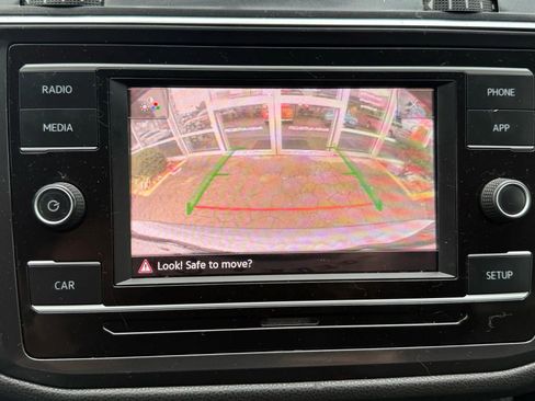 Used 2018 Volkswagen Tiguan S image 17