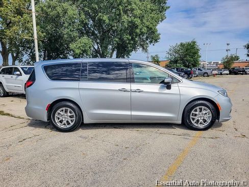 Used 2023 Chrysler Pacifica Touring-L FWD image 15