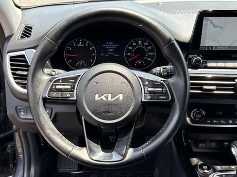 Used 2023 Kia Seltos S w/ Navigation Package FWD image 18