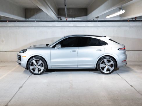 Certified 2024 Porsche Cayenne Coupe AWD/4WD image 2