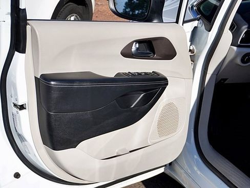 Used 2022 Chrysler Voyager LX image 23