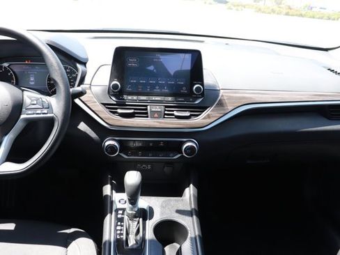 Used 2025 Nissan Altima 2.5 SV FWD image 14