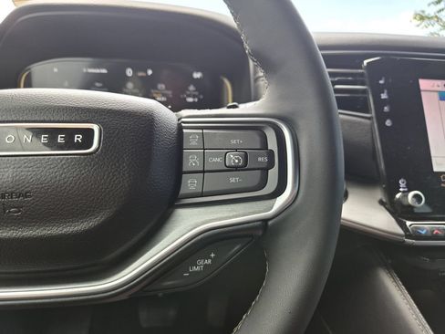 Used 2024 Jeep Wagoneer L Series II AWD/4WD image 26