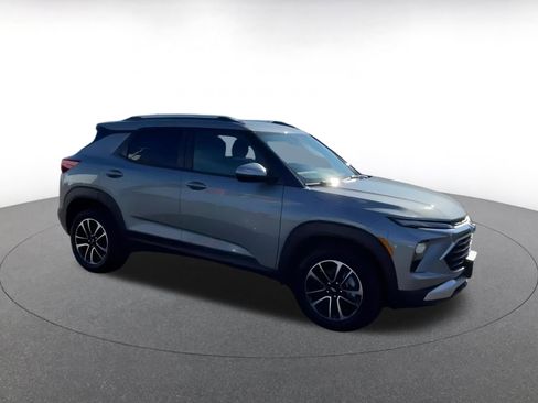 Used 2025 Chevrolet TrailBlazer LT image 2