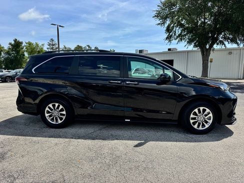 Used 2025 Toyota Sienna XLE FWD image 10