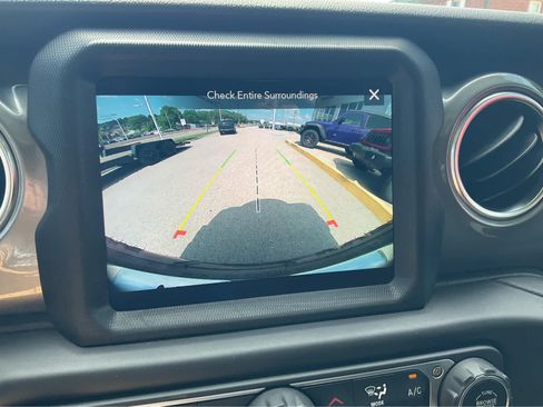 Used 2021 Jeep Wrangler Unlimited Sahara AWD/4WD image 9