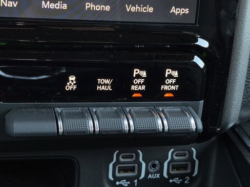Used 2024 RAM 1500 Laramie AWD/4WD image 35