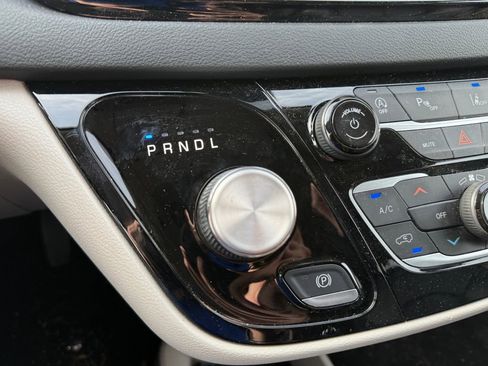 Used 2023 Chrysler Pacifica Touring-L image 21