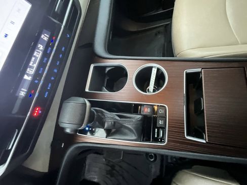 Used 2022 Toyota Sienna XLE image 18