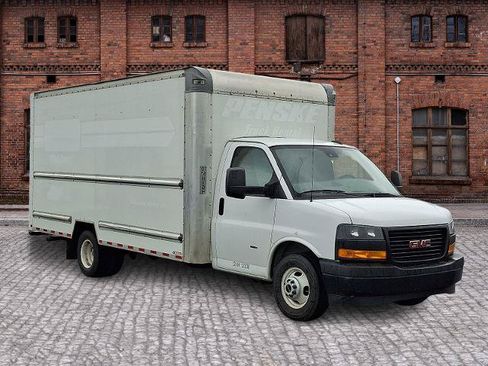 Used 2021 GMC Savana 3500 Extended w/ Power Convenience Package RWD image 3