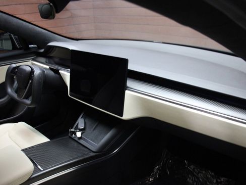 Used 2022 Tesla Model S Plaid image 13