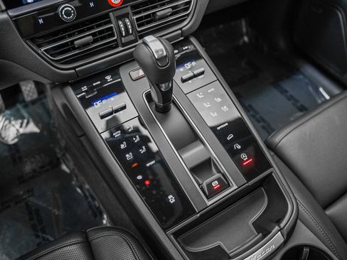 Used 2025 Porsche Macan image 20