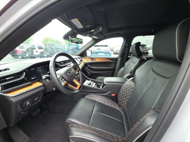 Used 2025 Jeep Grand Cherokee L Summit AWD/4WD image 8