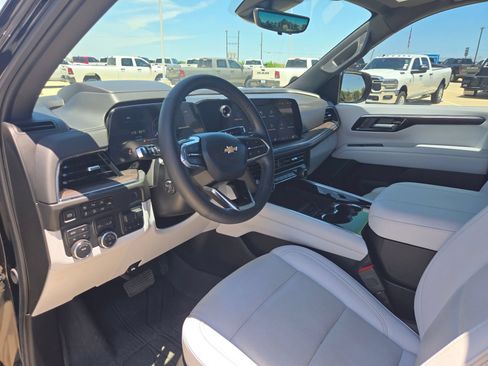 Used 2025 Chevrolet Tahoe Premier AWD/4WD image 11