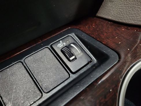 Used 2012 Toyota Camry XLE w/ Leather Pkg FWD image 19
