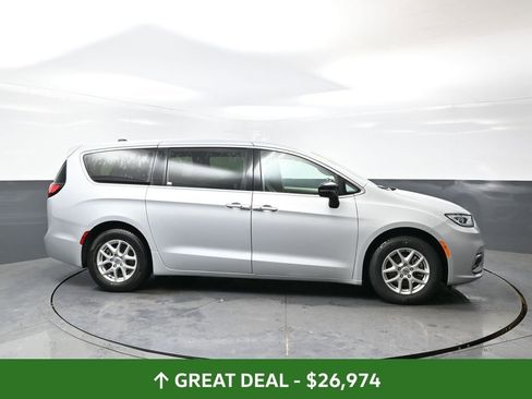 Used 2024 Chrysler Pacifica Touring-L image 4