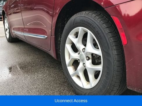 Used 2017 Chrysler Pacifica Touring-L FWD image 12