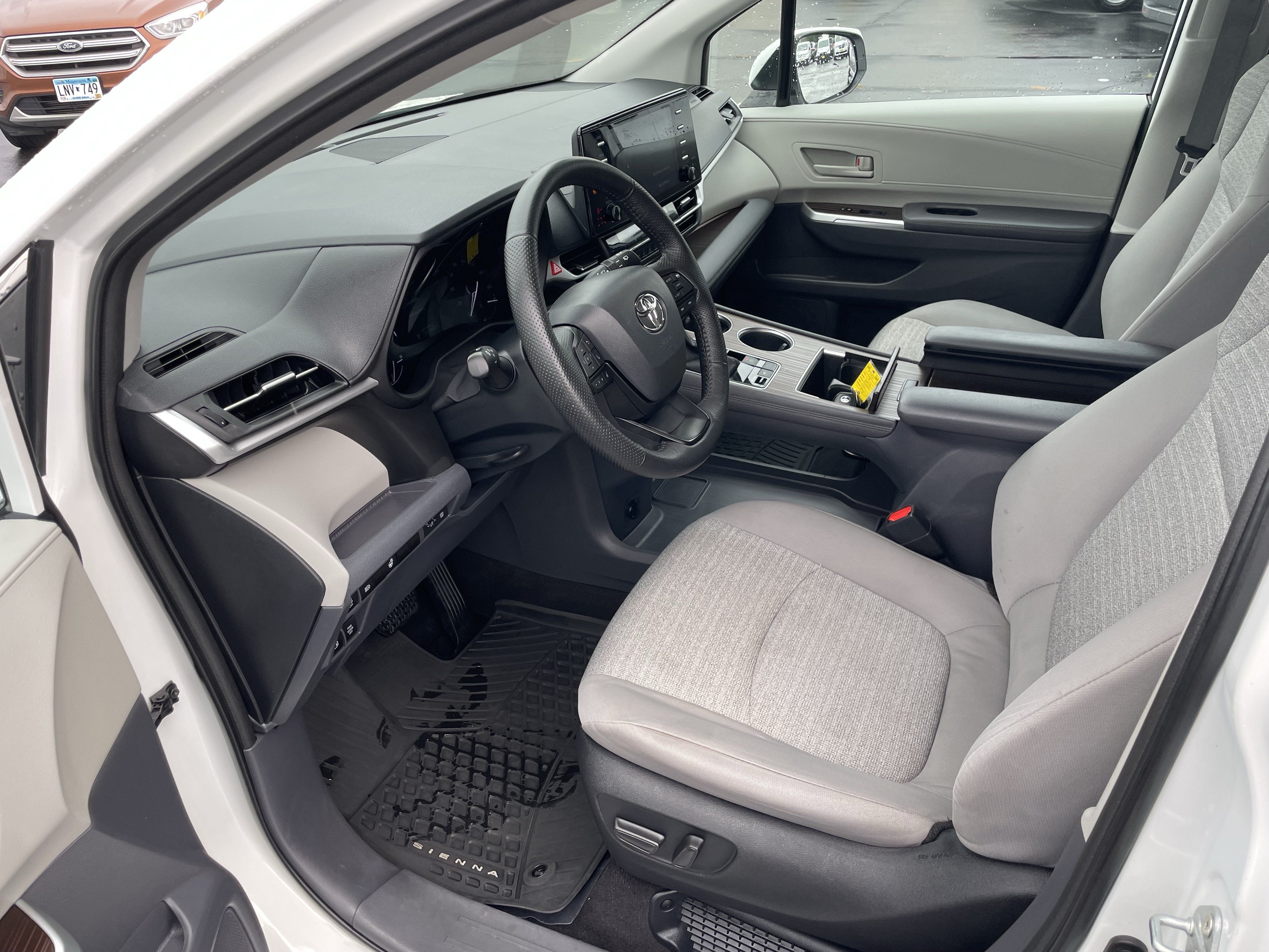 Used 2023 Toyota Sienna LE AWD/4WD image 9