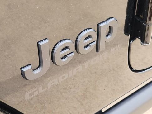 Used 2024 Jeep Gladiator Sport AWD/4WD image 9