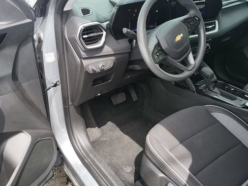 Used 2025 Chevrolet TrailBlazer LT AWD/4WD image 3