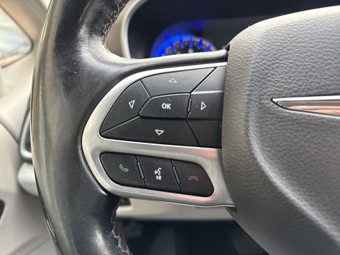 Used 2019 Chrysler Pacifica Touring-L image 19