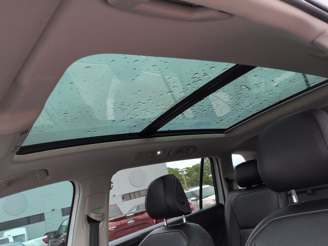 Used 2022 Volkswagen Tiguan SE w/ Panoramic Sunroof Package FWD image 23